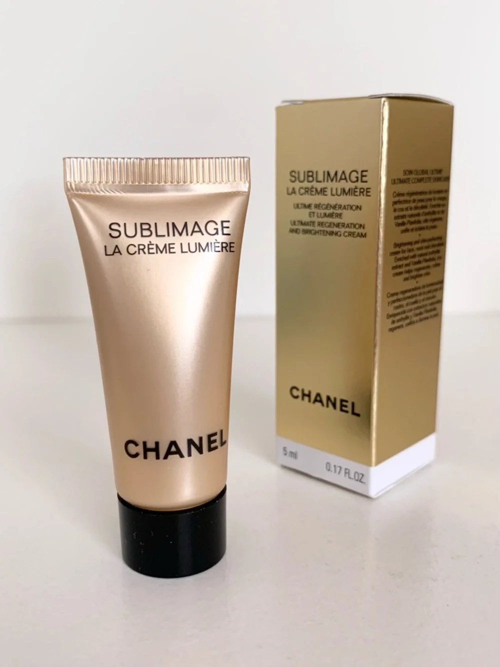 Hold CHANEL Sublimage La Crème Lumière - Picture 1 of 15